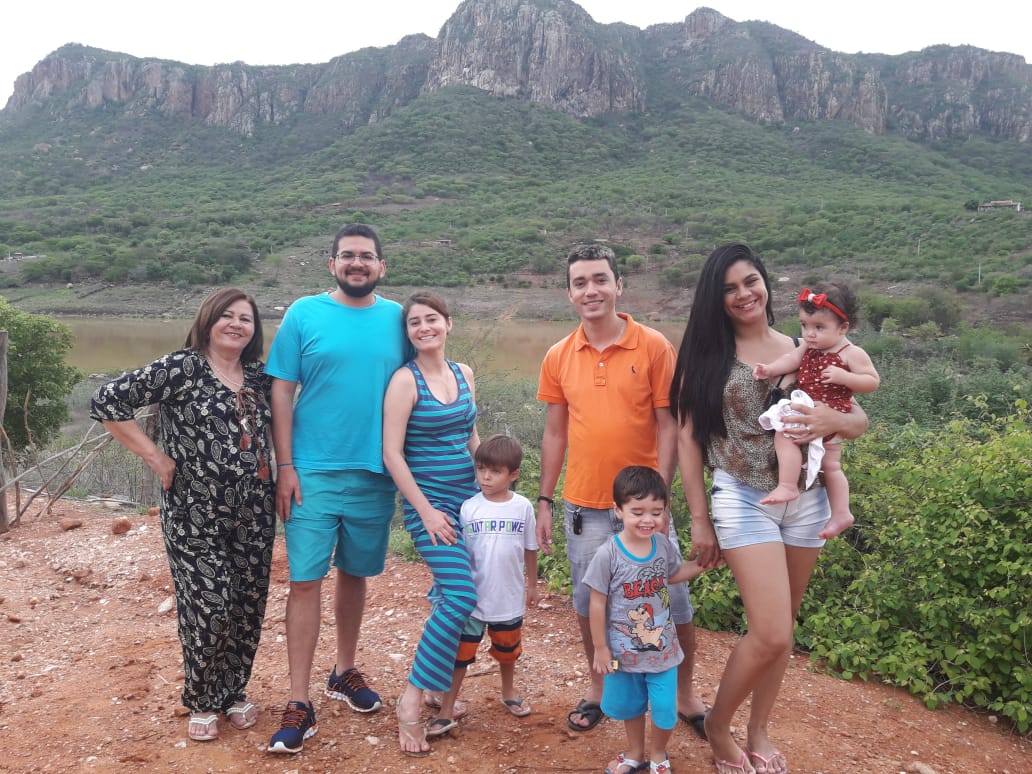 Família e amigos dão adeus a Vinicius Carvalho em ST