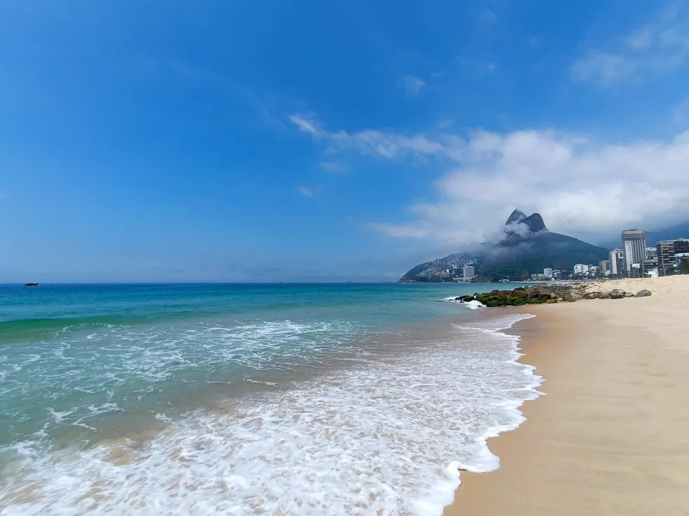 PEC pode privatizar praias? Veja principais pontos de proposta no Senado 1 Praia de Ipanema, com os Dois Irmãos ao fundo, em um sábado de sol no Rio — Foto: José Raphael Berrêdo/g1