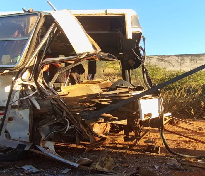 Ônibus que transportava agricultores no Sertão colide na 235