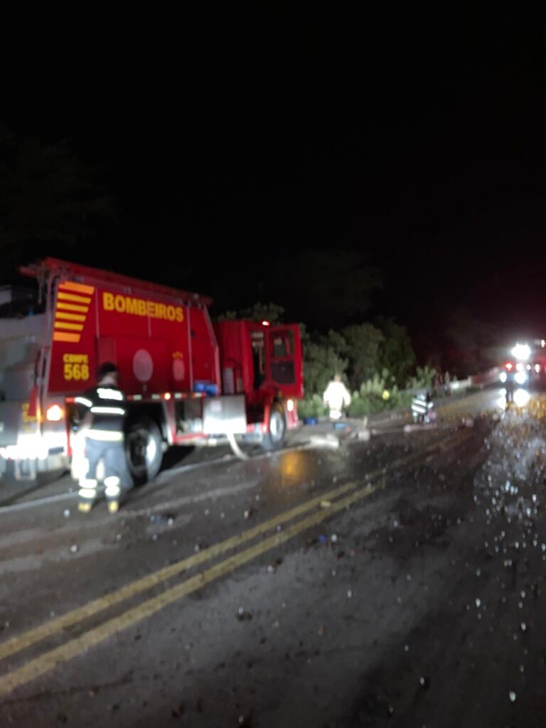 Carreta tomba na BR-232 neste sábado e motorista morre na hora