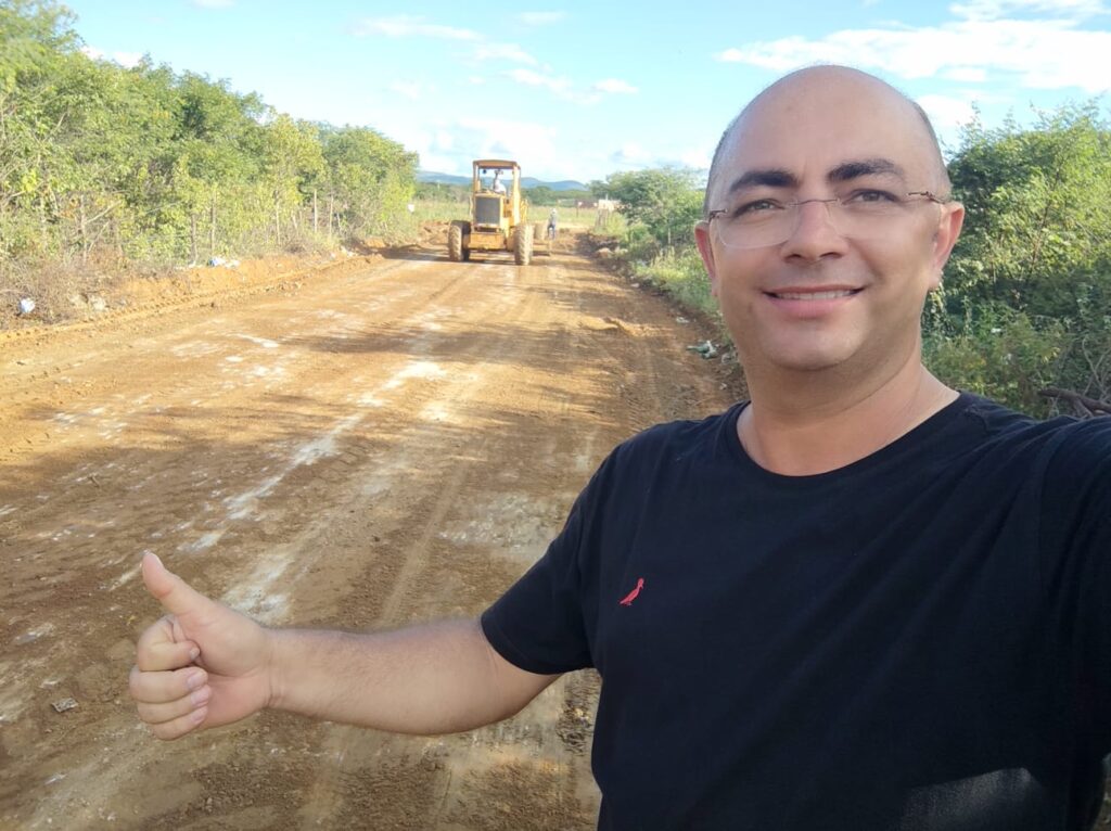 Vereador recupera estradas em Serra Talhada com recursos próprios