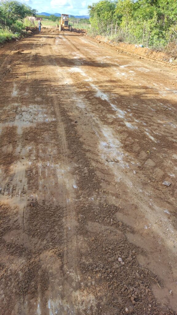 Vereador recupera estradas em Serra Talhada com recursos próprios