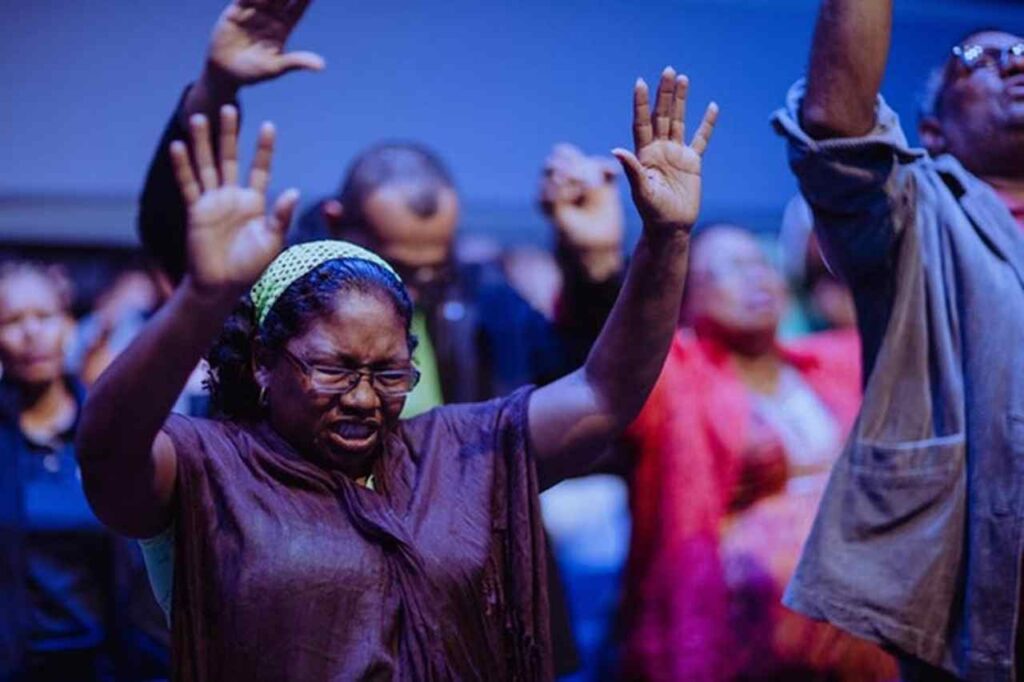 Homem é flagrado com amante durante missa e causa confusão em igreja