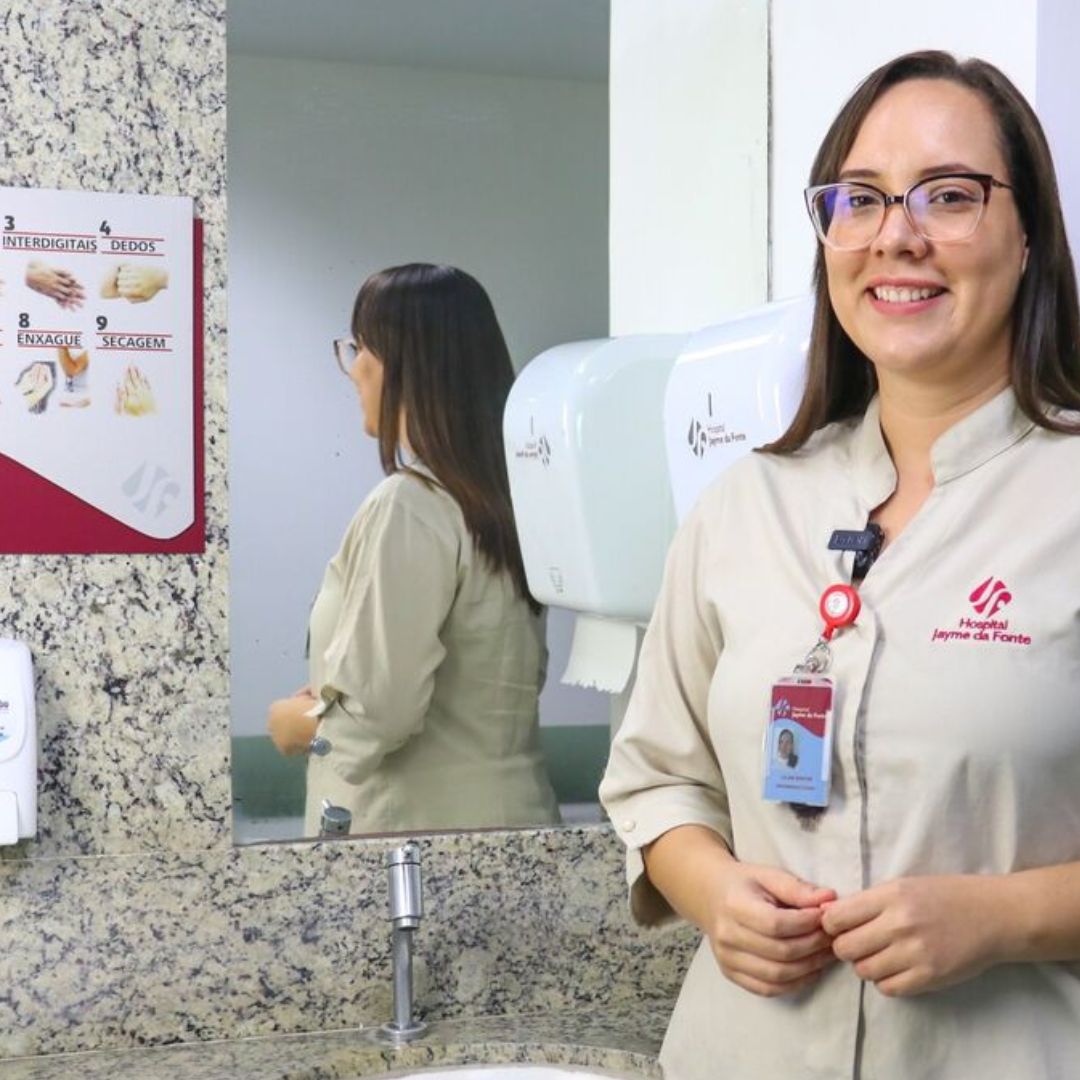 Lavagem das mãos. Lílian Santos é enfermeira do Hospital Jayme da Fonte e integrante da Comissão de Controle de Infecção Relacionada a Assistência à Saúde - Walli Fontenele/Folha de Pernambuco
