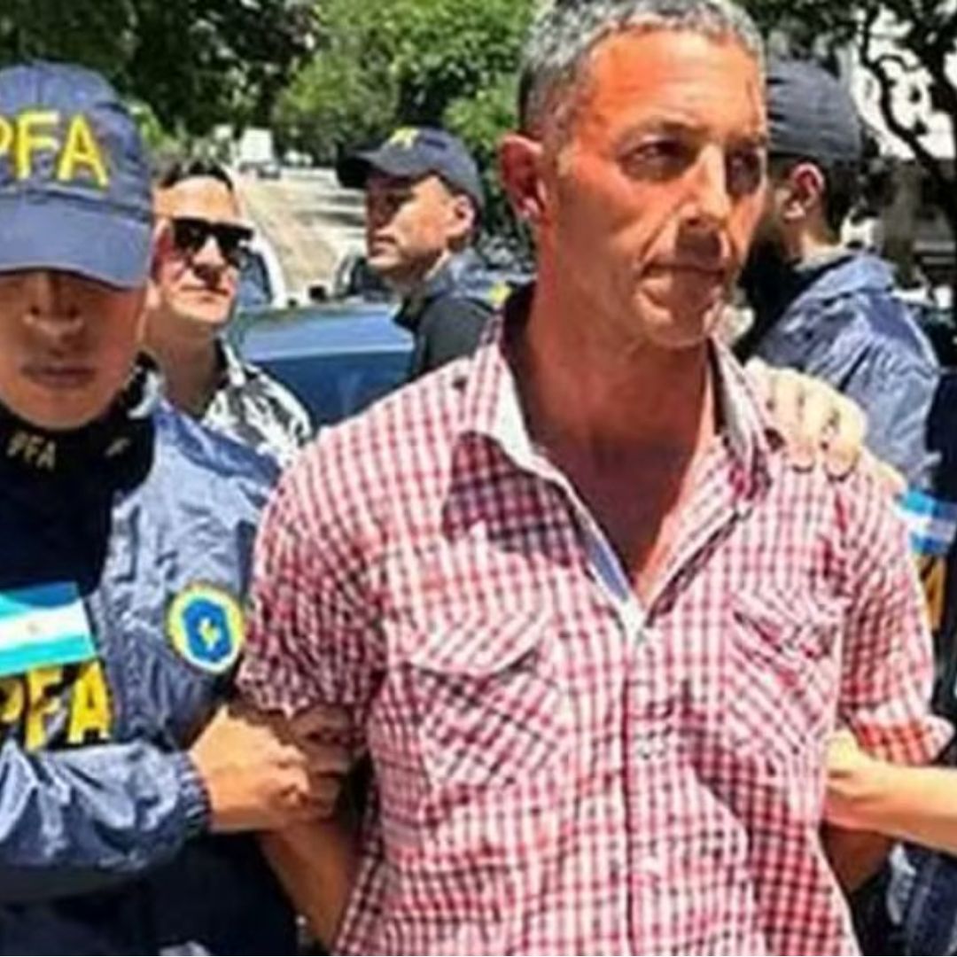 Homem que jogou garrafa de vidro em Milei é condenado a 3 anos e meio de prisão 1 Presidente Milei foi atingindo por garrafa jogada por Gastón Ariel Mercanzini - Foto: Reprodução/Policia de la Ciudad