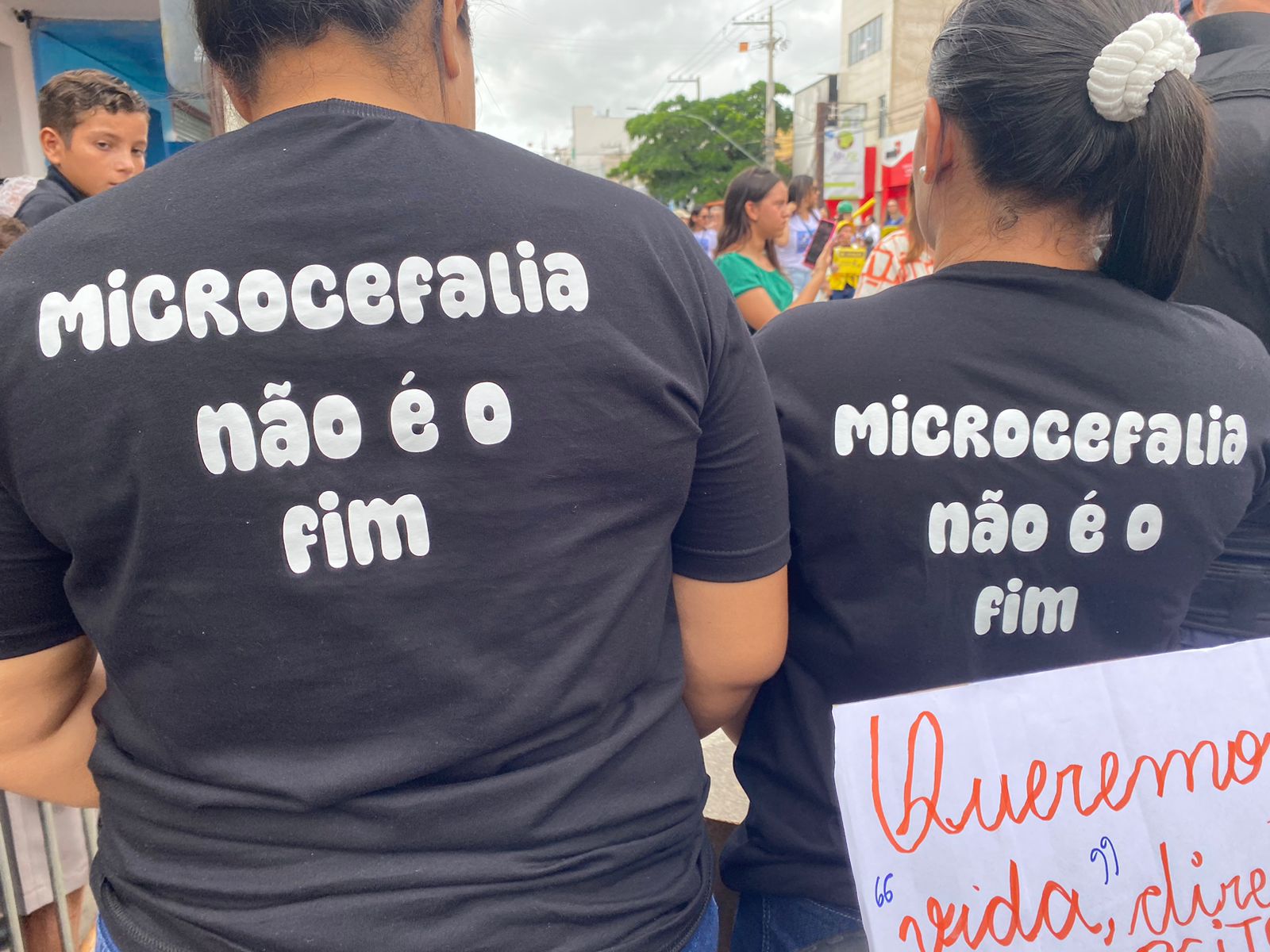 Sem diálogo com o governo Márcia, mães fazem protesto em desfile