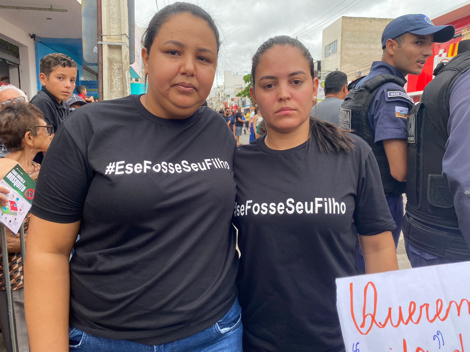 Sem diálogo com o governo Márcia, mães fazem protesto em desfile