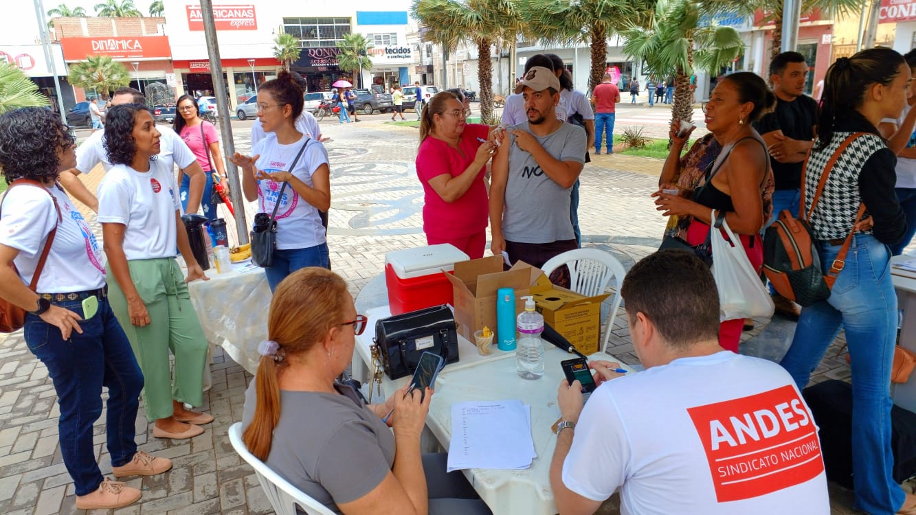 Grevistas da UFRPE/UAST e IFSertãoPE realizam ação social