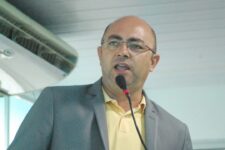 'Encerrar isso aí', diz Manoel Enfermeiro calando debate de PL polêmico