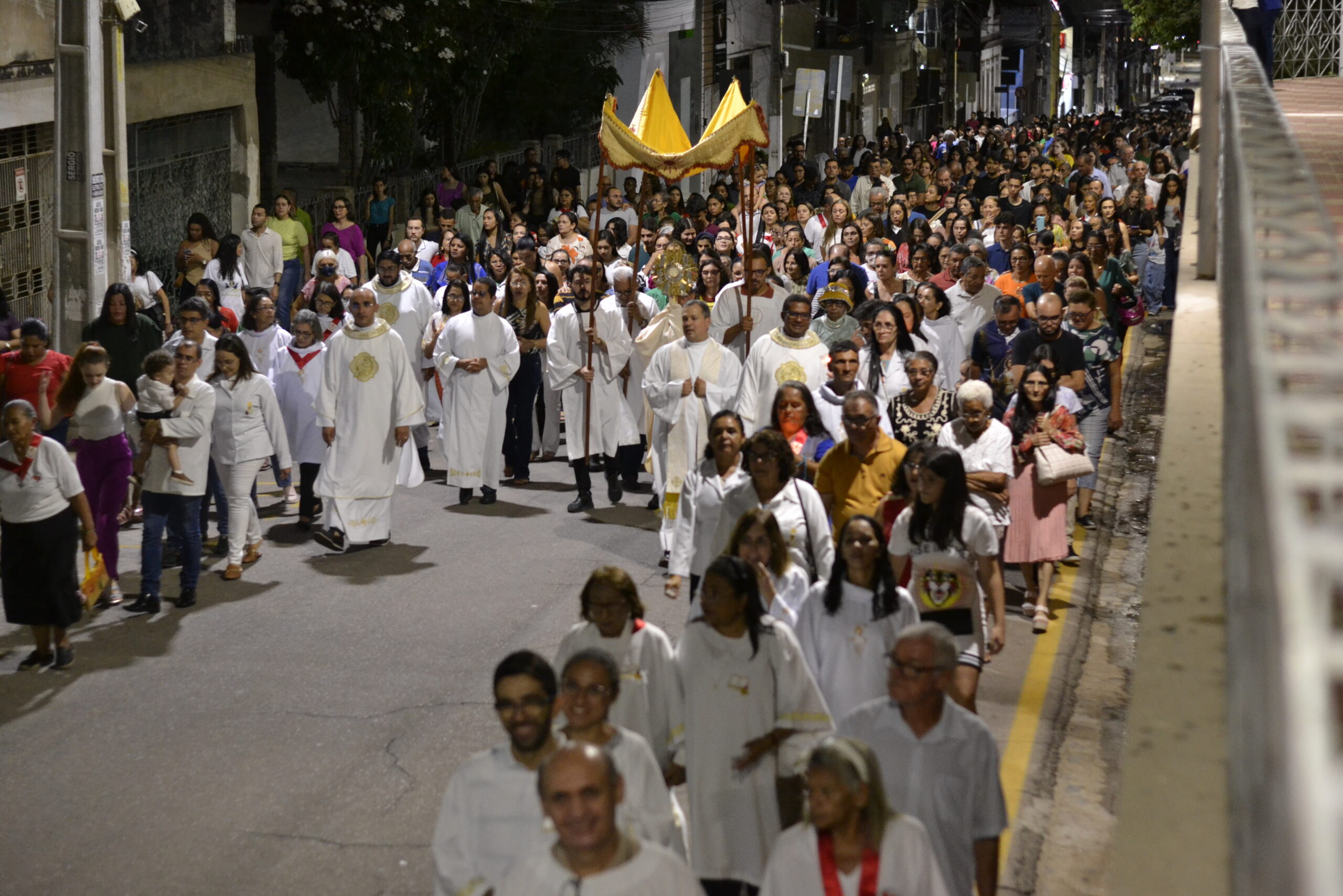 Fé nas ruas de Serra Talhada marcou o dia de Corpus Christi