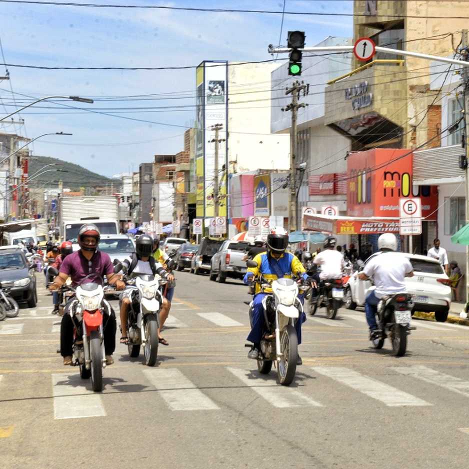 Motociclista ataca serra-talhadense 1 furto na saída do banco