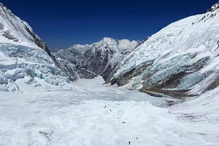 Alpinista queniano morre no Everest; guia nepalês está desaparecido