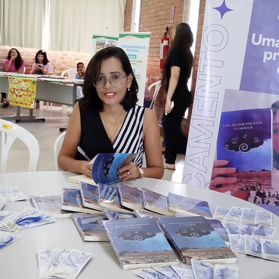 Professora e ex-repórter do Farol lança seu 1º romance em ST