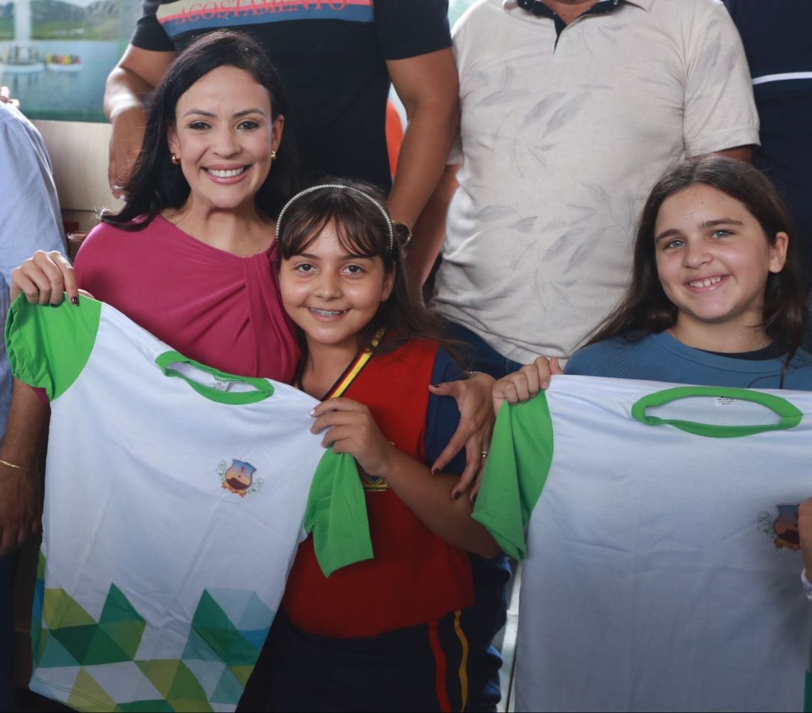 Sem fardamentos, pai de aluno de ST questiona governo Márcia Conrado 1 Fardamento