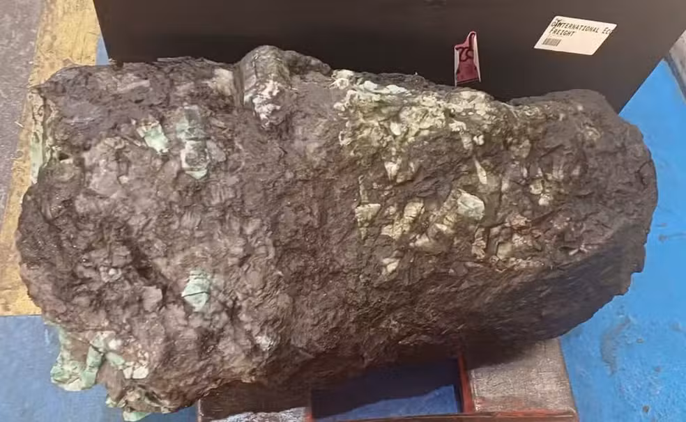 Pedra preciosa com esmeraldas encontrada na Bahia é arrematada por R$ 175 milhões