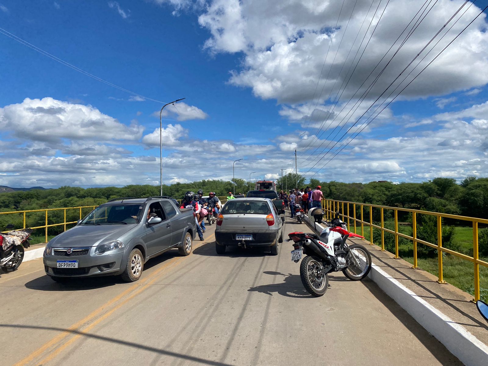Trânsito para em Serra Talhada após homem pular da ponte