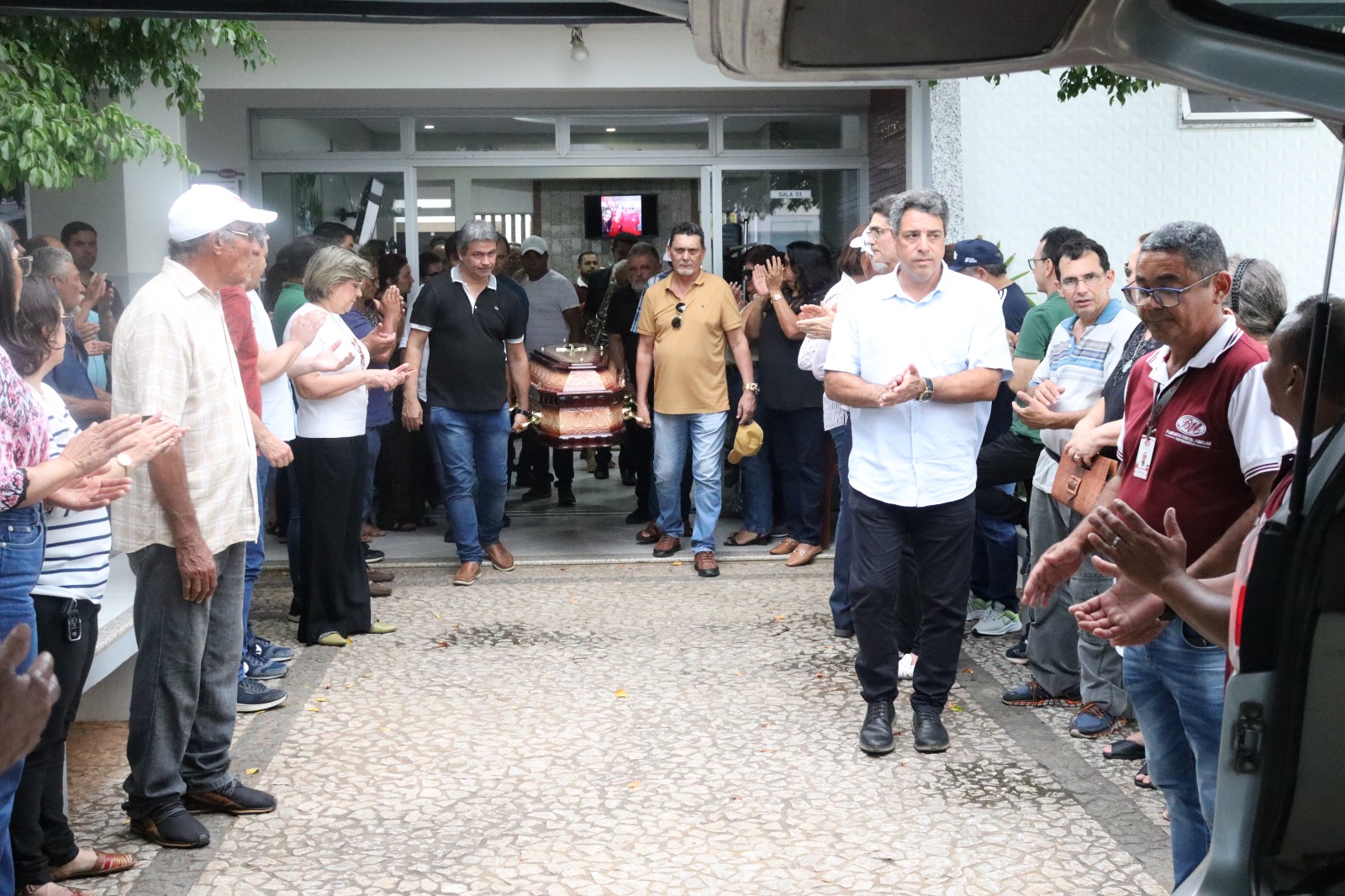 Familiares, amigos e políticos de ST se despedem de Nildo Pereira; veja fotos