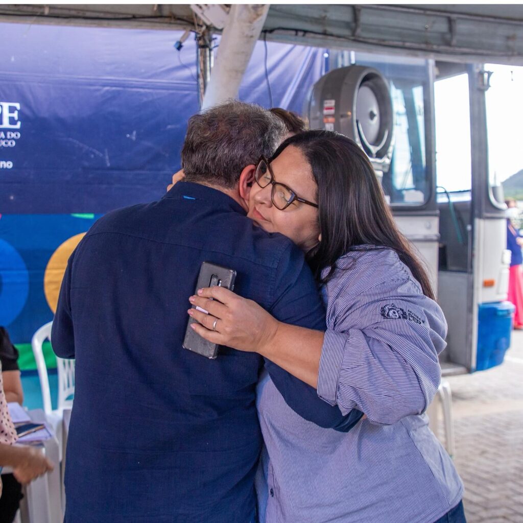 Duque é recebido com festa em Serra Talhada durante atividade da Alepe