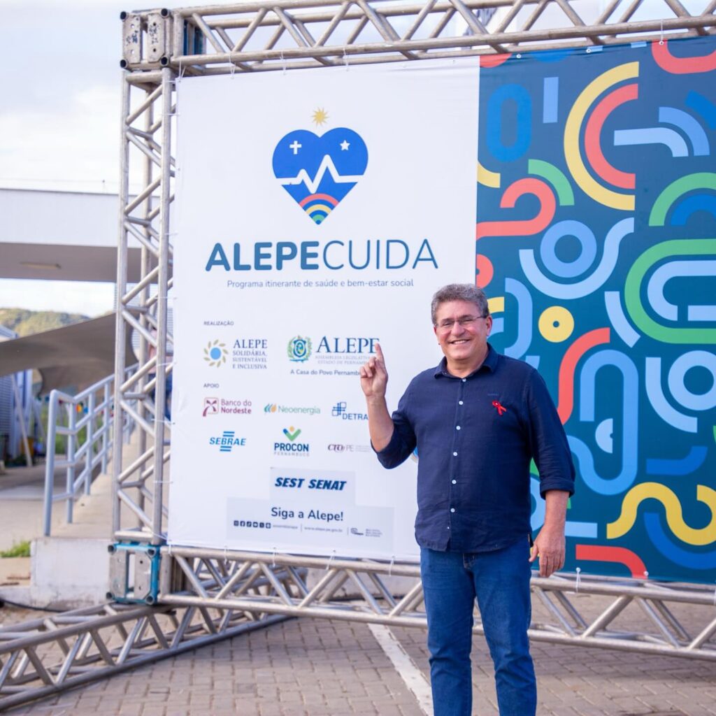 Duque é recebido com festa em Serra Talhada durante atividade da Alepe