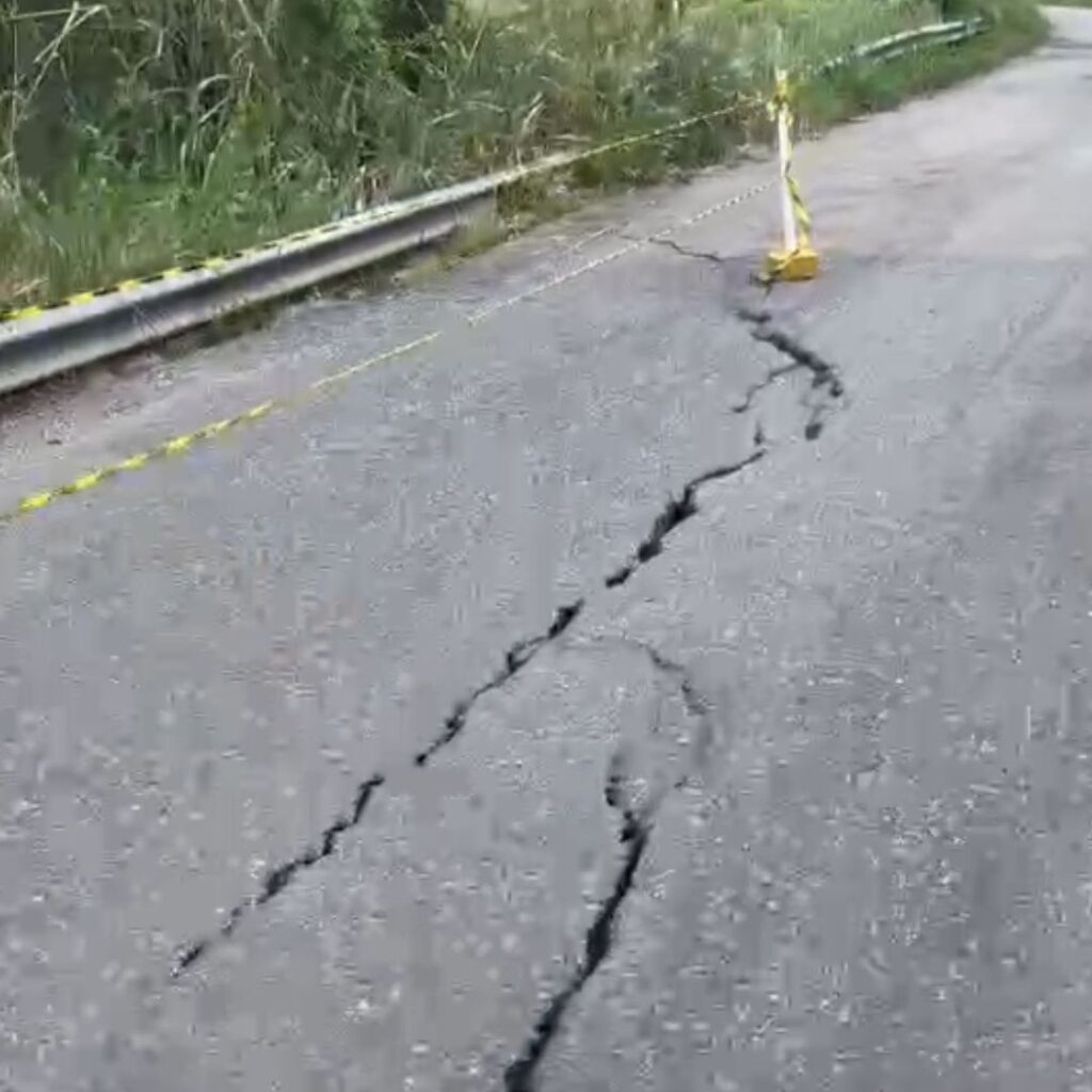 Rachadura no meio da pista apavora moradores de Triunfo