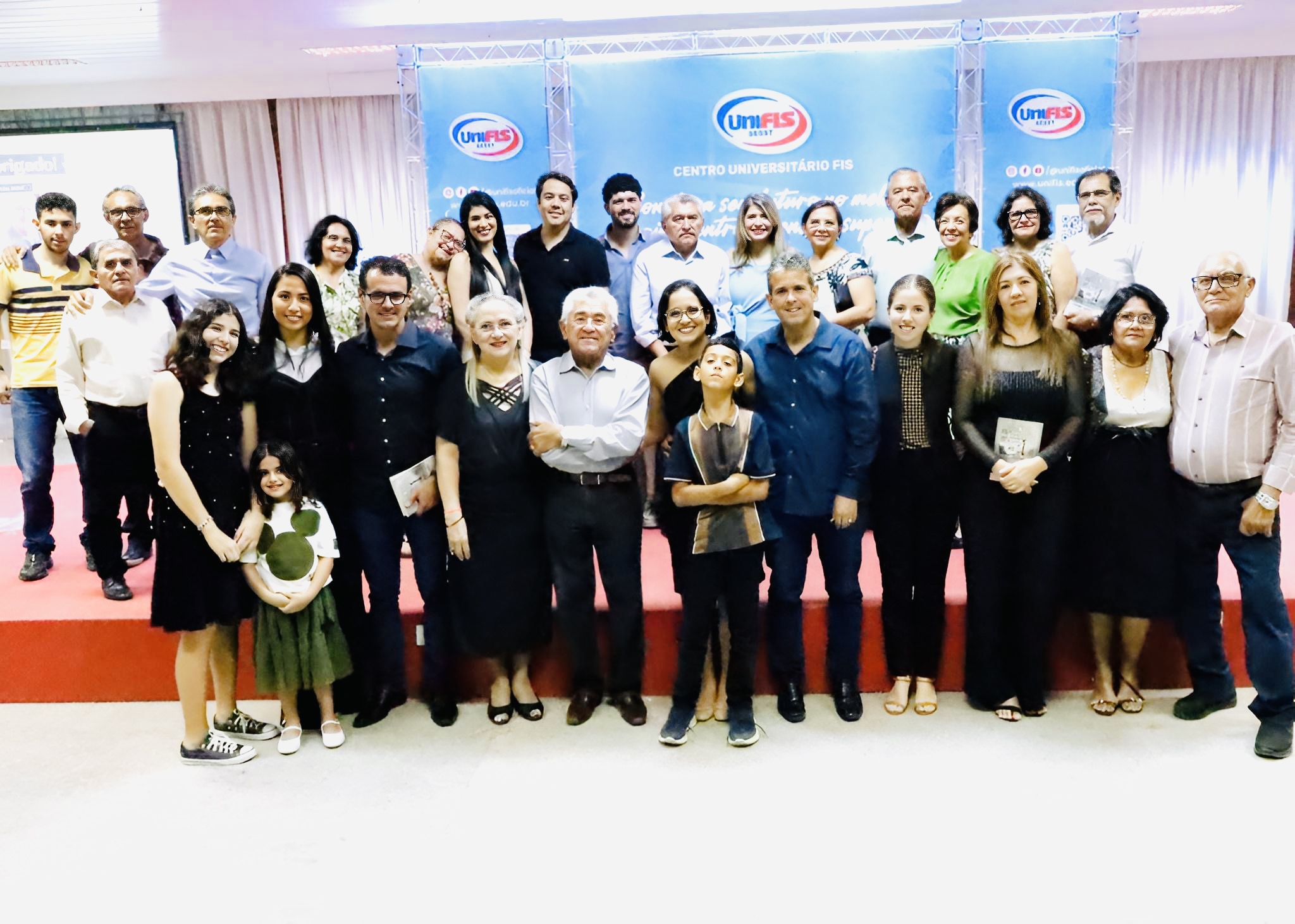 Noite de autógrafos reúne ST em homenagem a família Magalhães