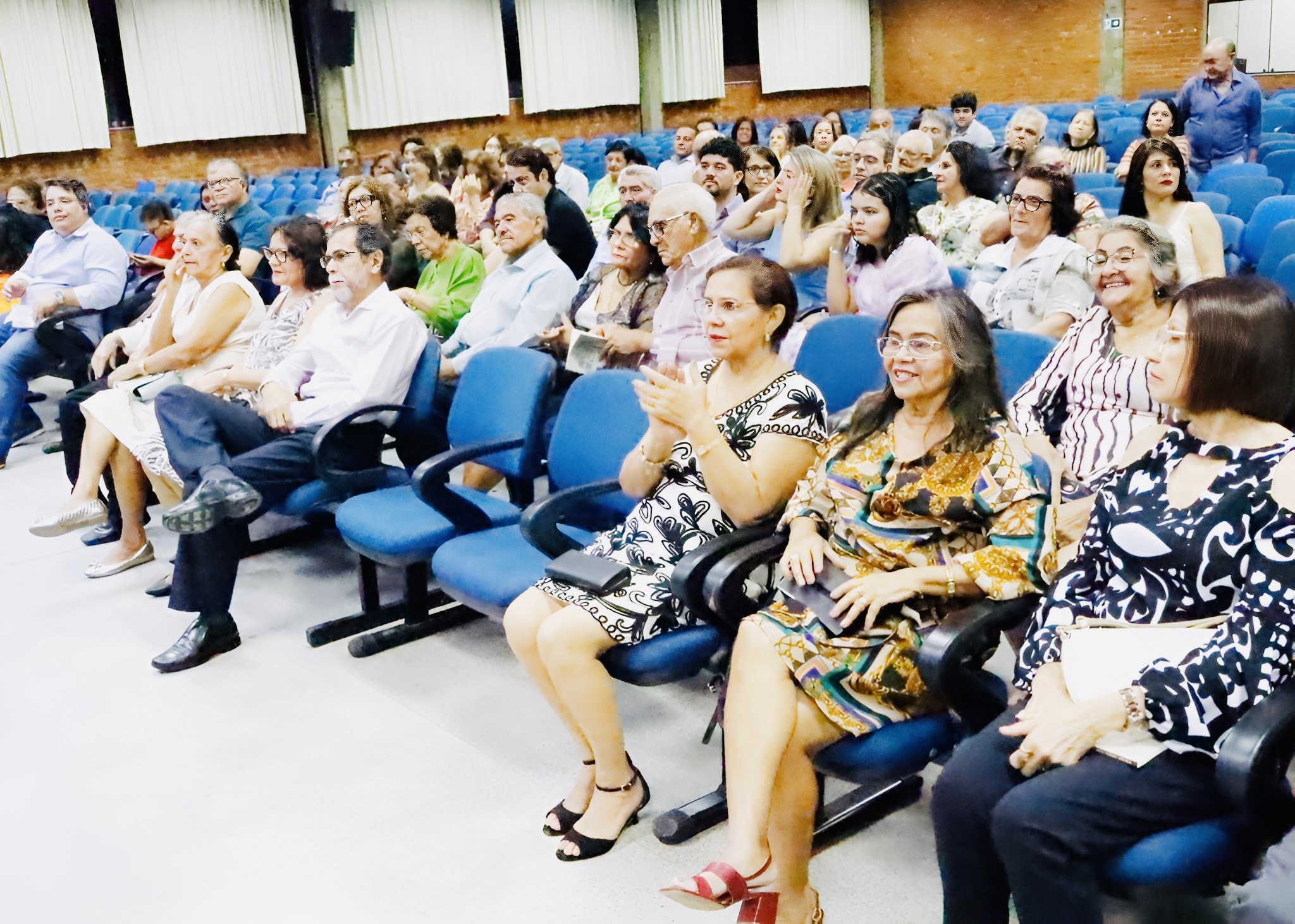 Noite de autógrafos reúne ST em homenagem a família Magalhães