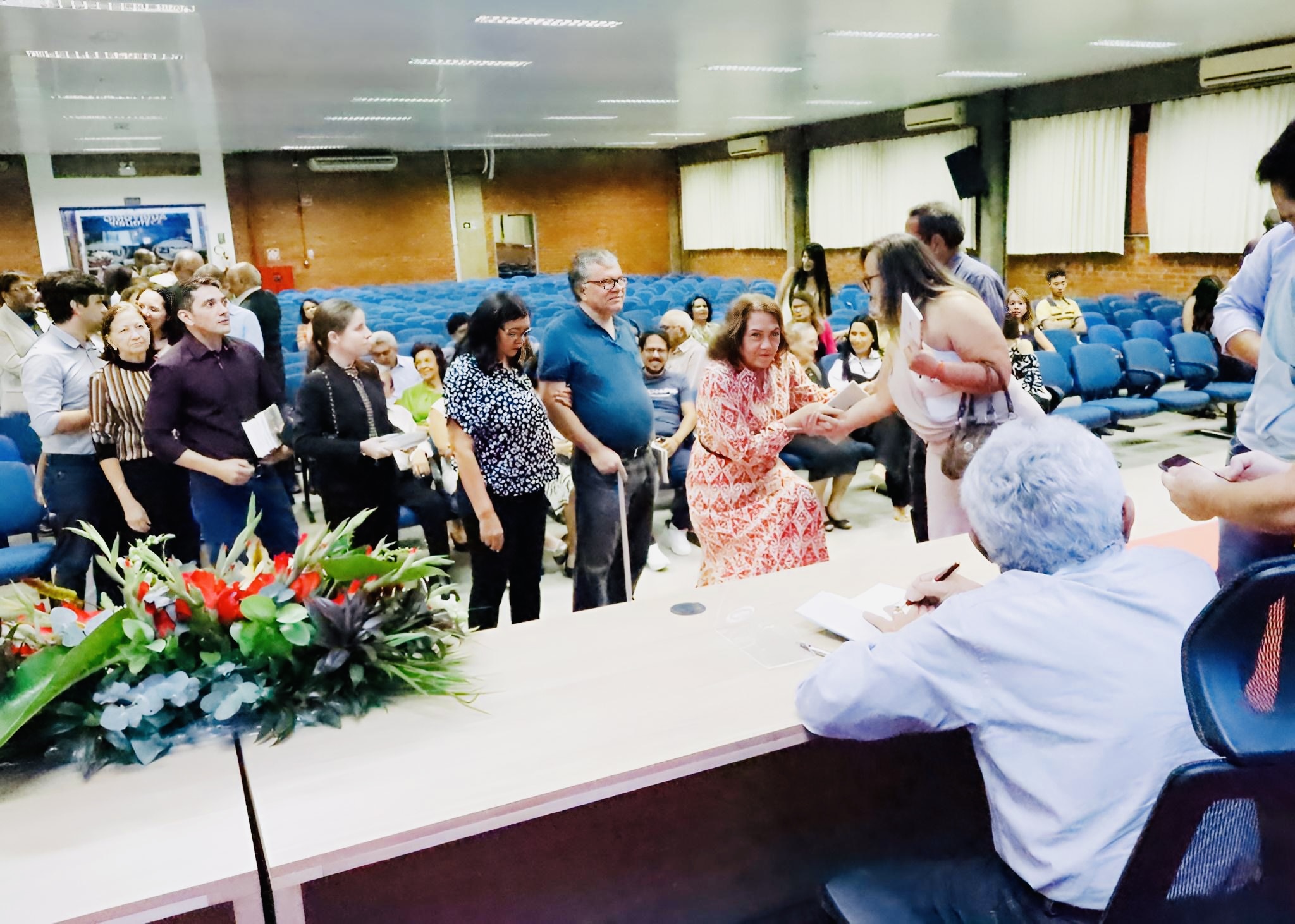 Noite de autógrafos reúne ST em homenagem a família Magalhães