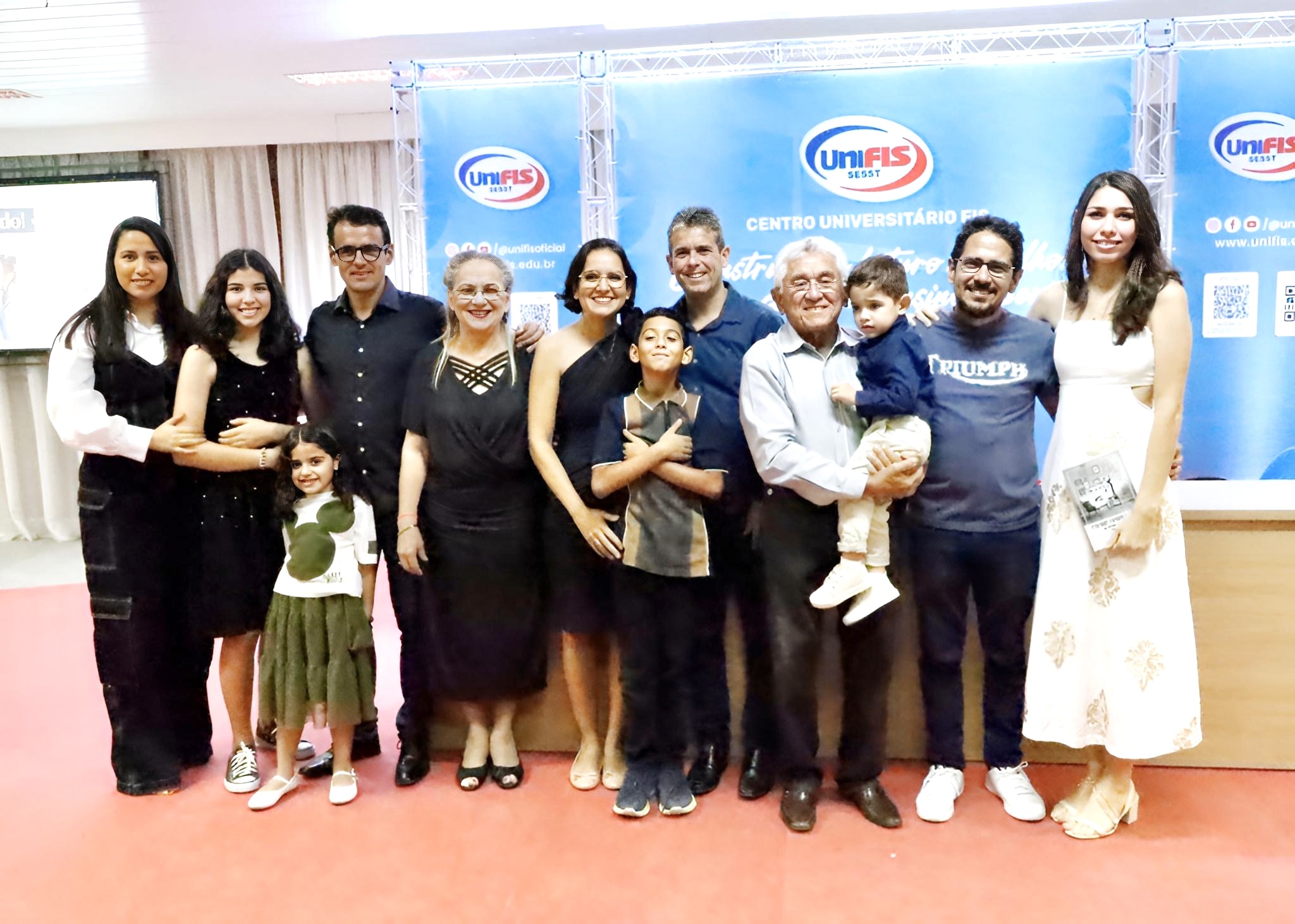 Noite de autógrafos reúne ST em homenagem a família Magalhães 1 João Cosme e família