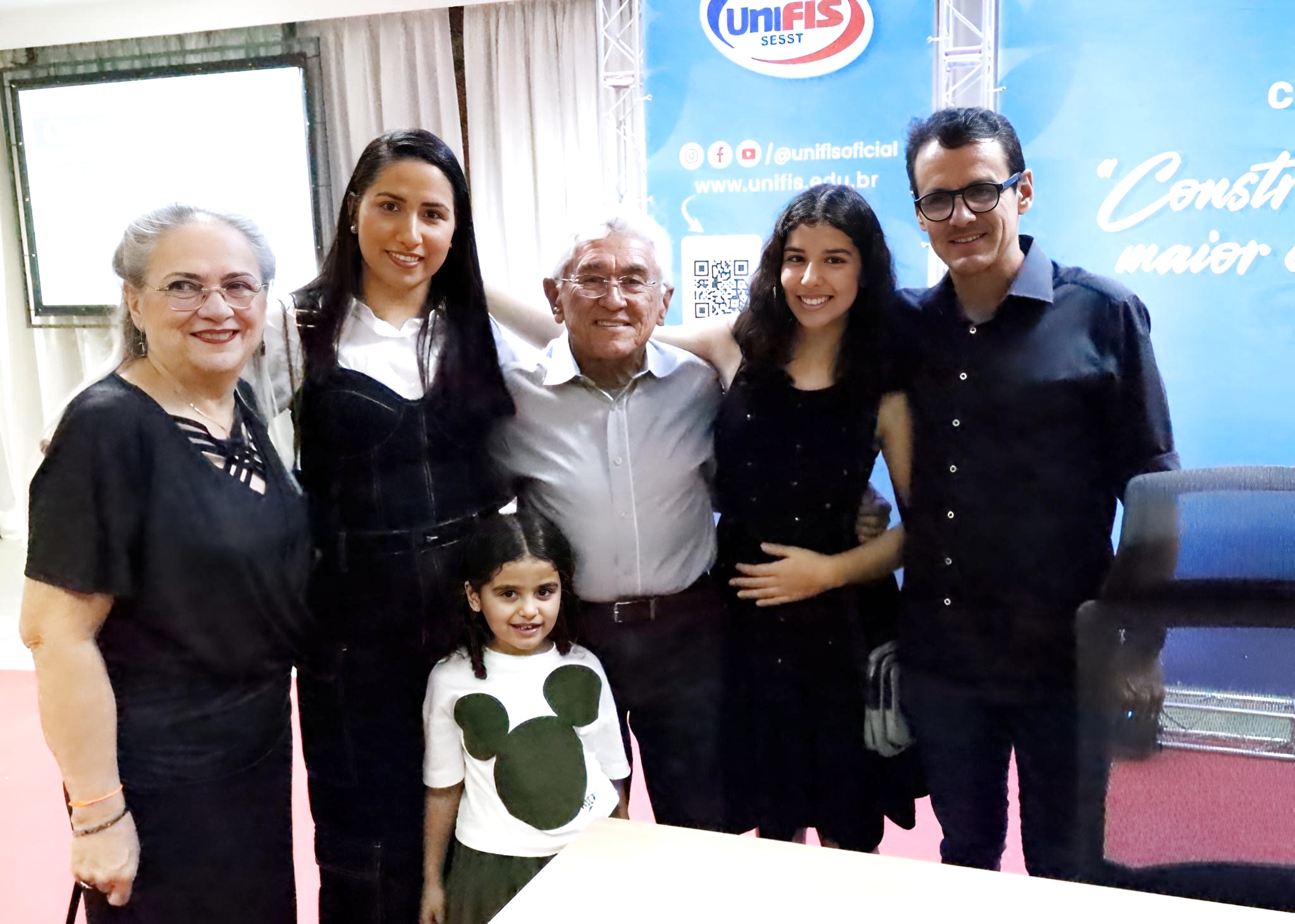 Noite de autógrafos reúne ST em homenagem a família Magalhães
