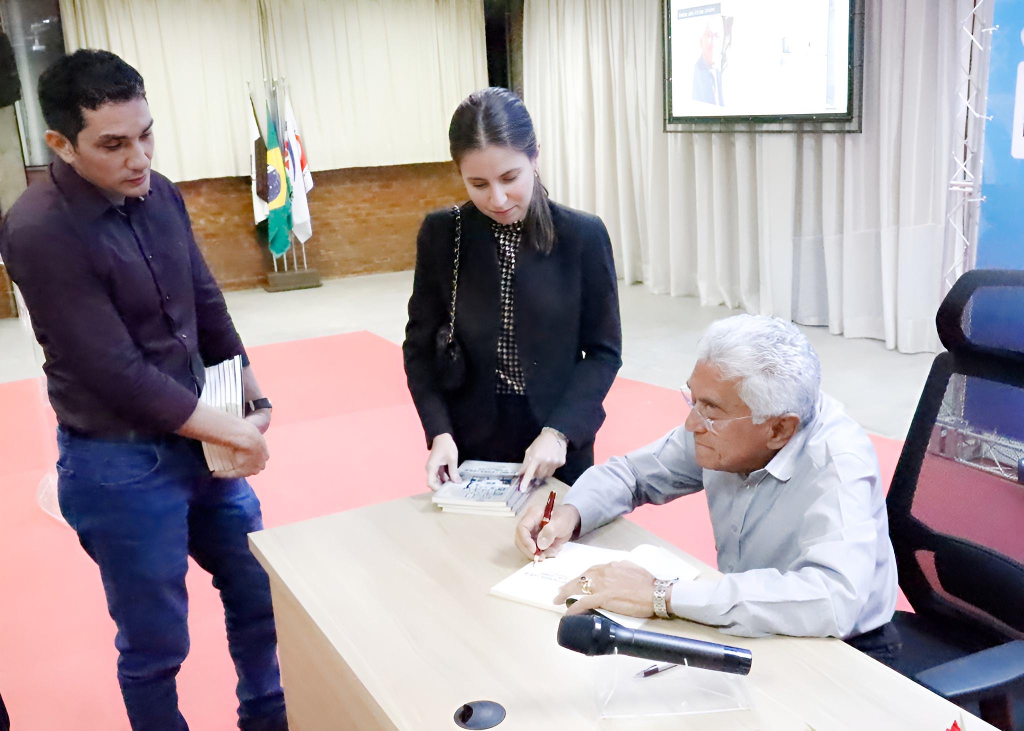 Noite de autógrafos reúne ST em homenagem a família Magalhães