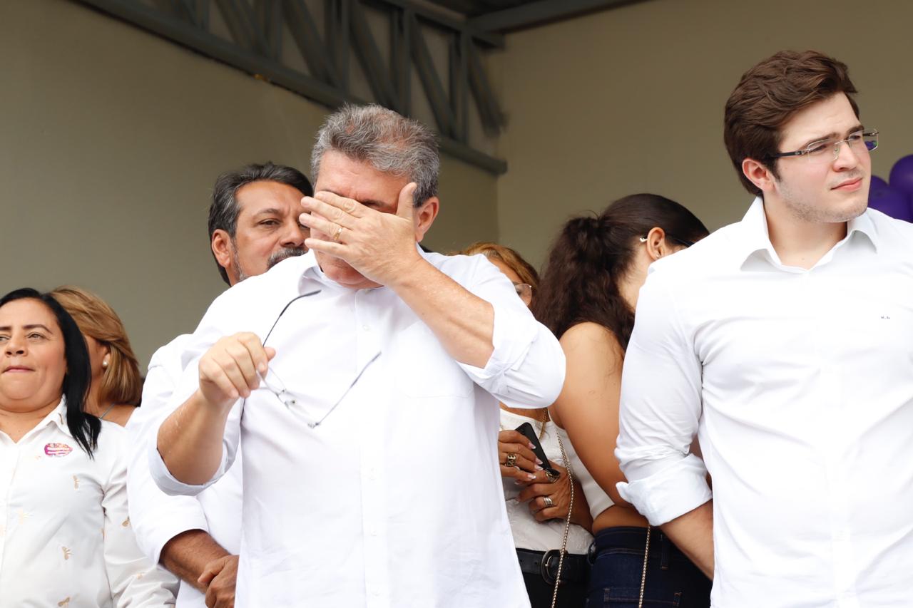 Jingle de Miguel exalta pai e avô e provoca lágrimas na família