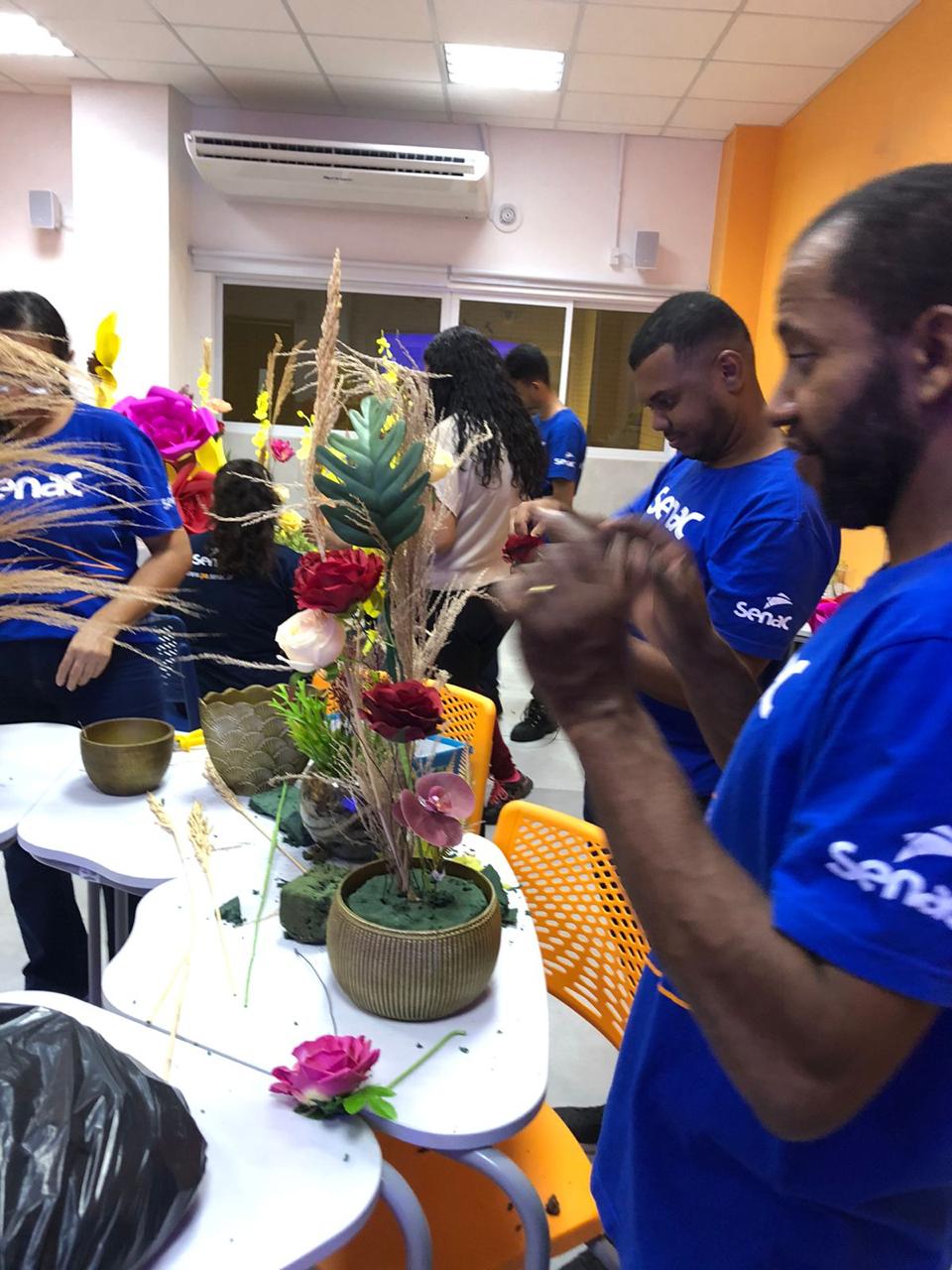 Senac forma alunos surdos em curso de florista em Serra Talhada