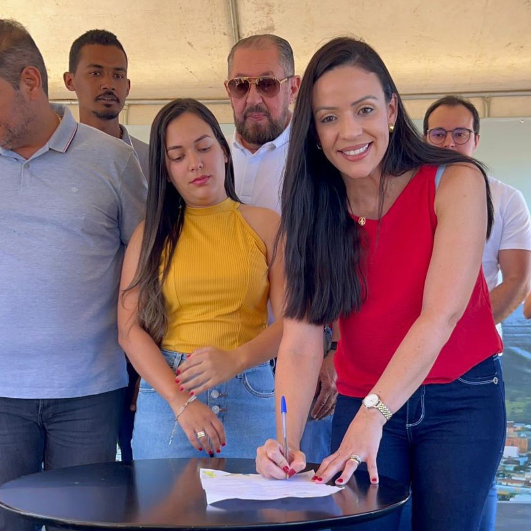 Márcia Conrado assina nova ordem de serviço para zona rural