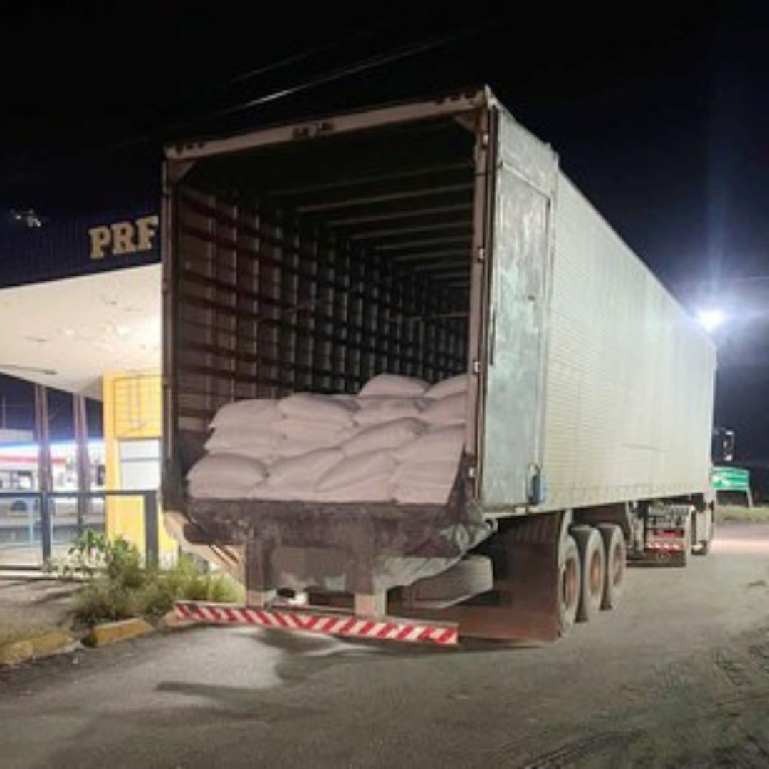PRF apreende mais de 25 toneladas de carga na 232 2 Caminhão carregado com tonaladas de gesso - Foto: Divulgação / PRF-PE