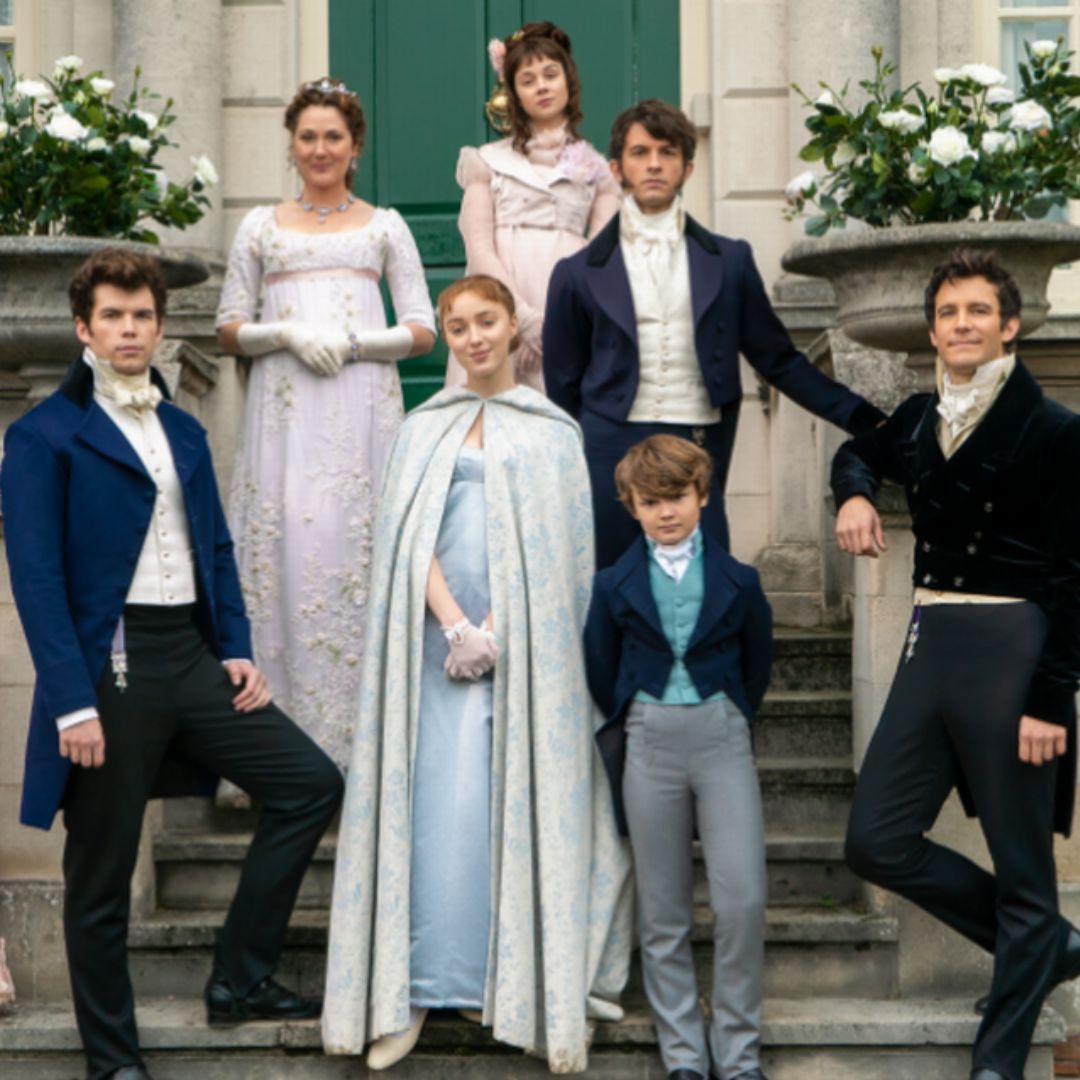Bridgerton e 4 séries para o Dia dos Namorados 1 Os irmãos Bridgerton, da série homônima da Netflix, posam em frente à Ranger's House, casa histórica em Londres que serviu de locação Foto: Netflix / Divulgação