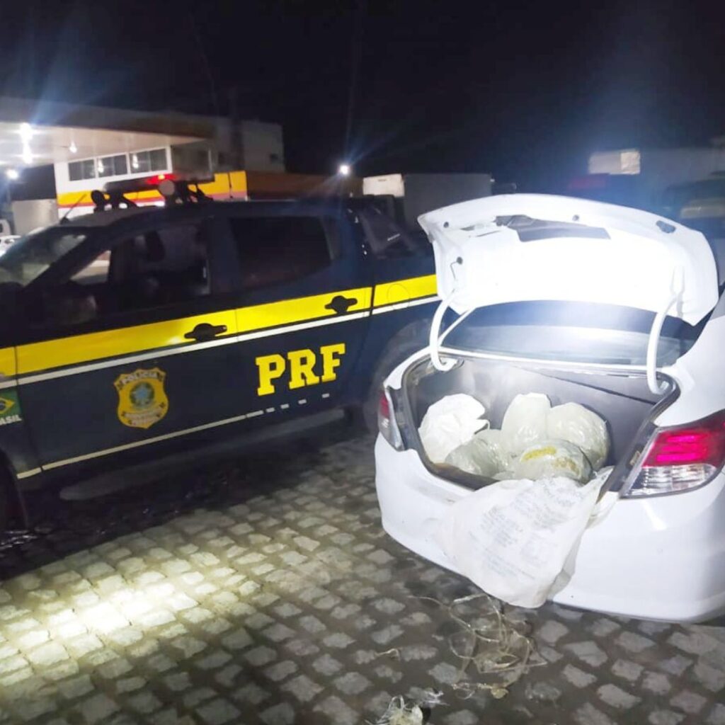 PRF apreende 10,5 kg de maconha em carro roubado
