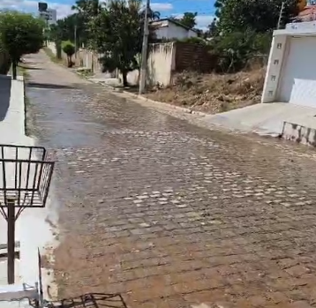 Leitora denuncia desperdício de água em vazamento de rua em Serra Talhada