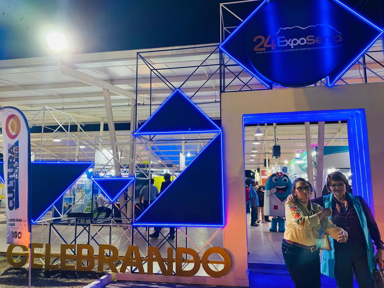 2ª dia de feira com estandes cheios e entrevistas na TV Farol