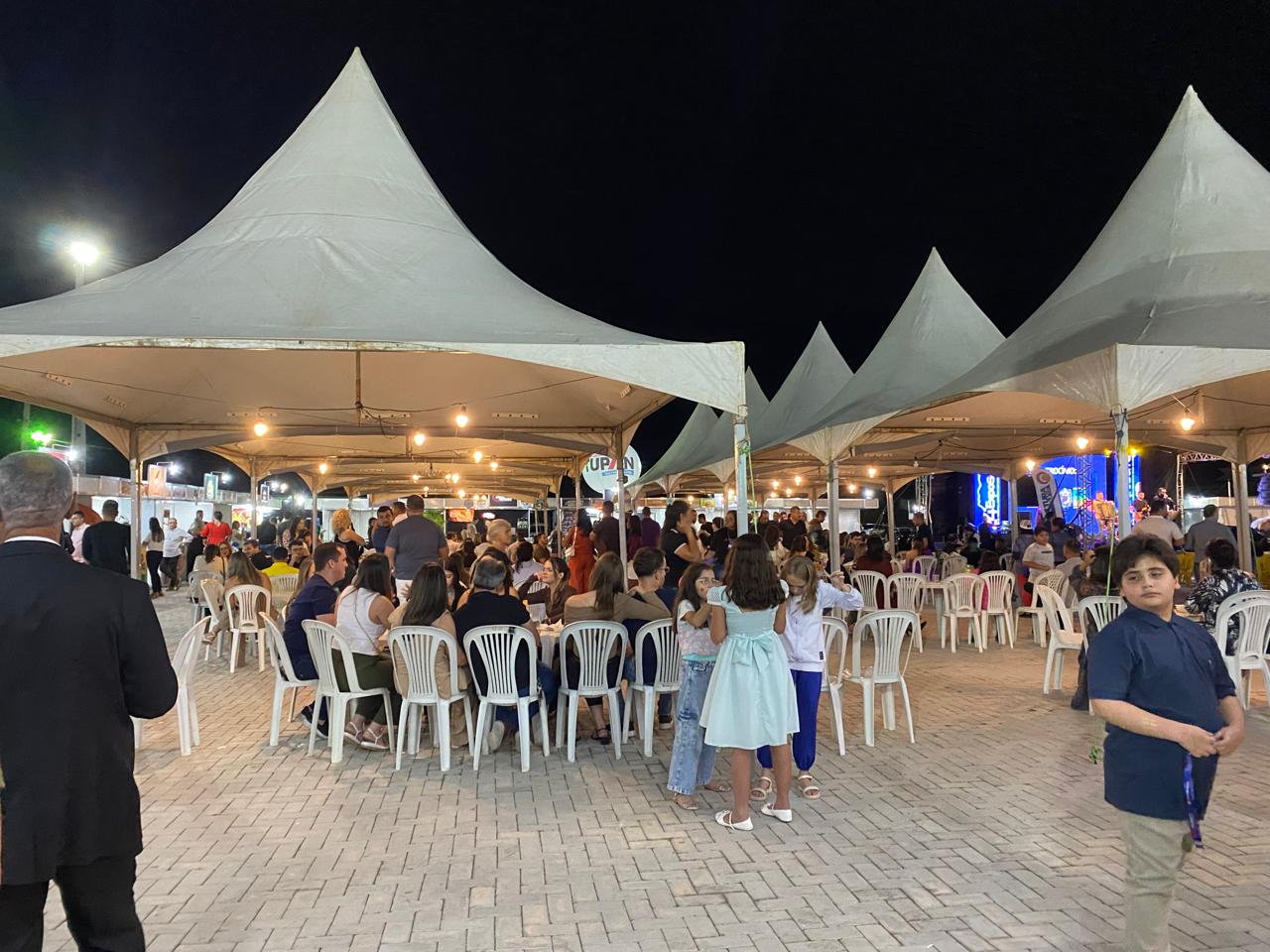 2ª dia de feira com estandes cheios e entrevistas na TV Farol