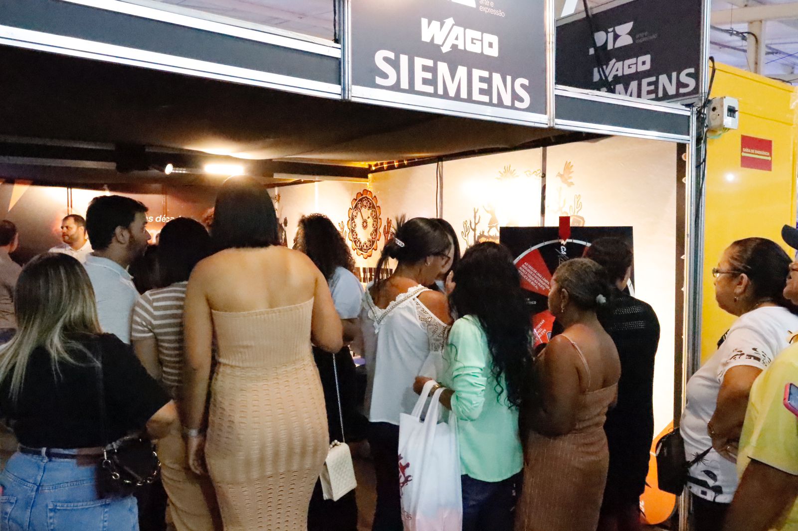 2ª dia de feira com estandes cheios e entrevistas na TV Farol