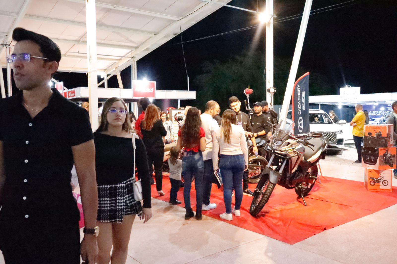 2ª dia de feira com estandes cheios e entrevistas na TV Farol