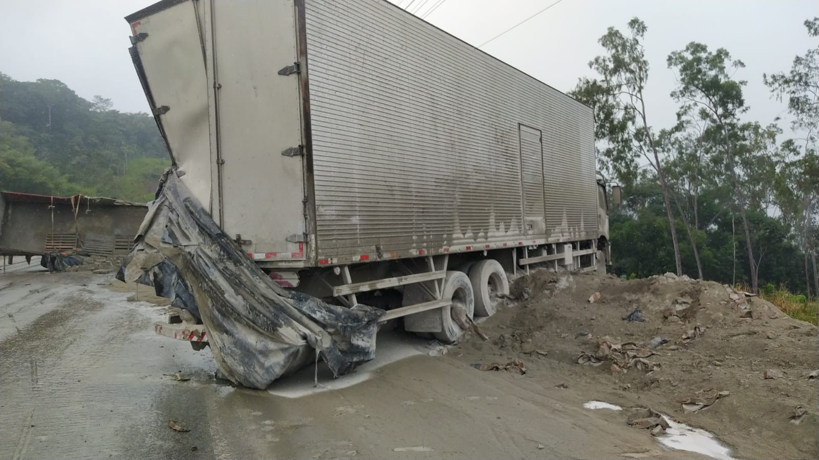 PE: colisão entre caminhões paraliza a BR-101