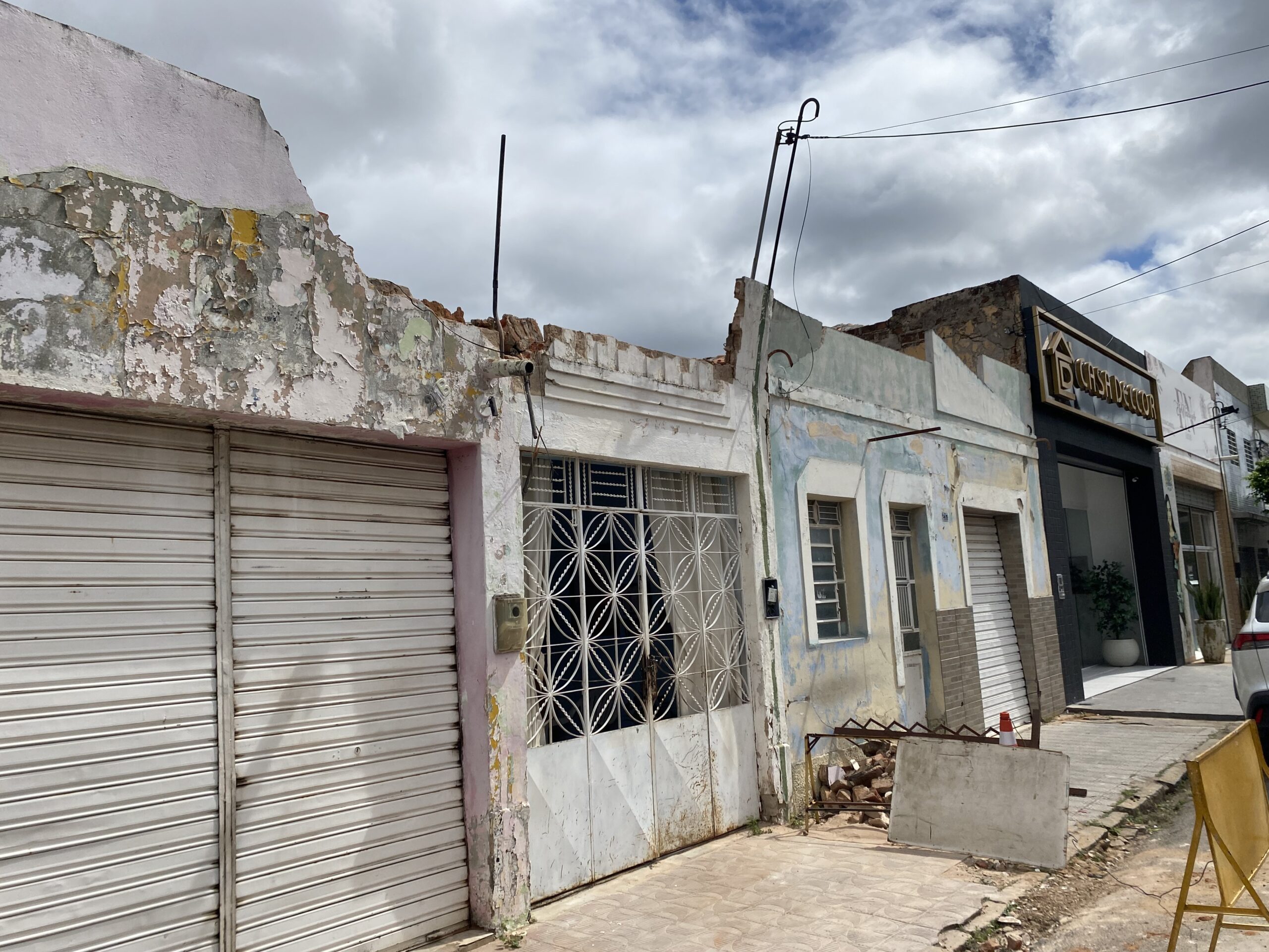 Caminhão derruba fachada de casa - Foto: Farol de Notícias / Licca Lima