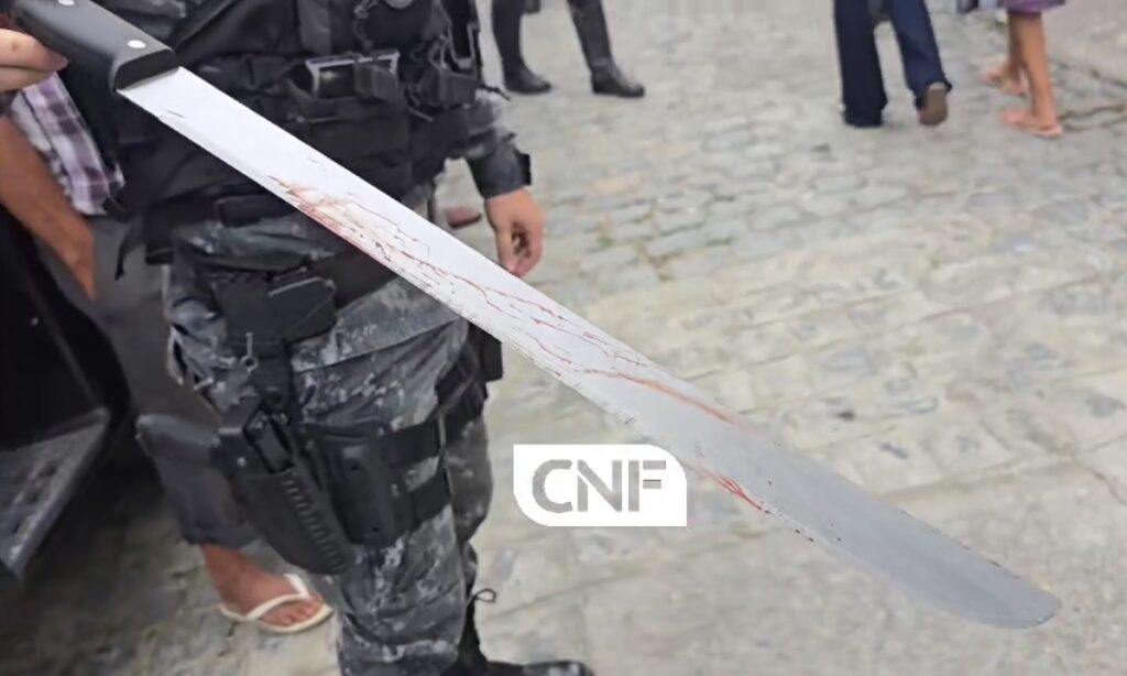 Facão usado no crime estava com o suspeito no momento da prisão | Foto: Caruaru No Face/Reprodução