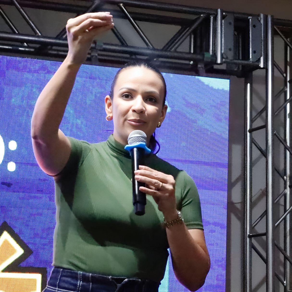 Carro da prefeita Márcia se envolve em acidente na BR-232 1 Carro da prefeita Márcia Conrado se envolve em acidente na BR-232 - Foto: Farol de Notícias / Licca Lima