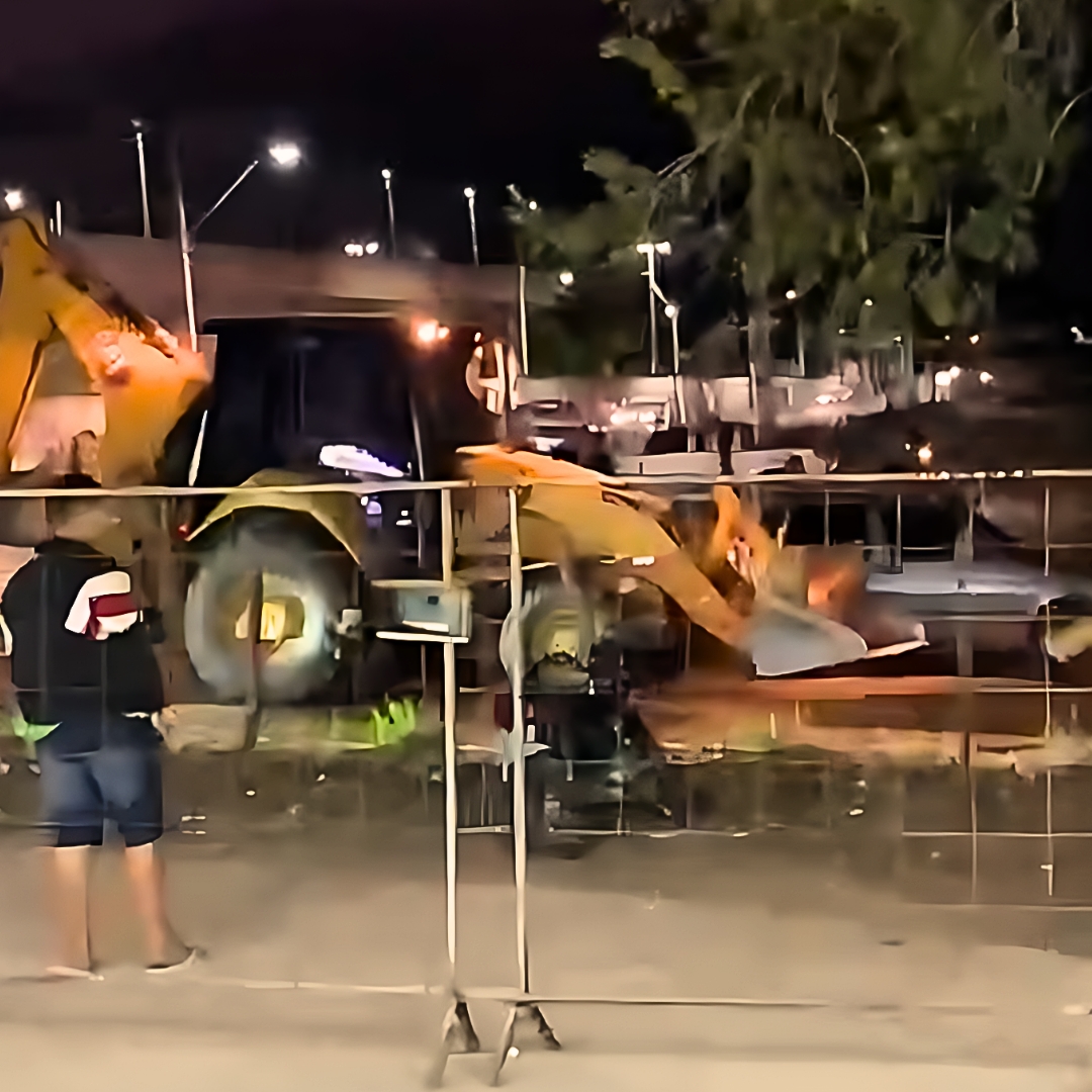 Homem em retroescavadeira arrasta veículos; veja vídeo 1 Homem com retroescavadeira destrói carros em vaquejada - Foto: Reprodução/Vídeo