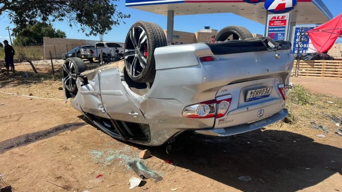 Homem em retroescavadeira arrasta veículos; veja vídeo 2 População teve prejuízos materiais. Pelo menos sete carros e uma moto foram atingidos. — Foto: Patrícia Silva/ Sistema Verdes Mares (SVM)