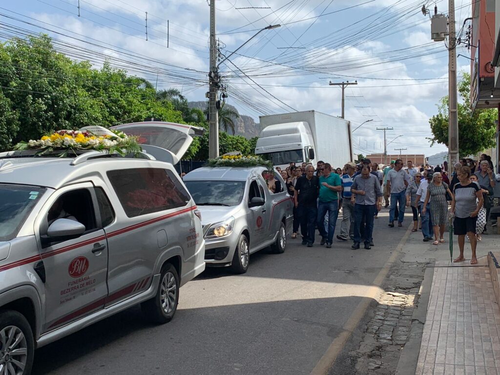 ST se despede do Dr. Marzin com desfile de carros antigos