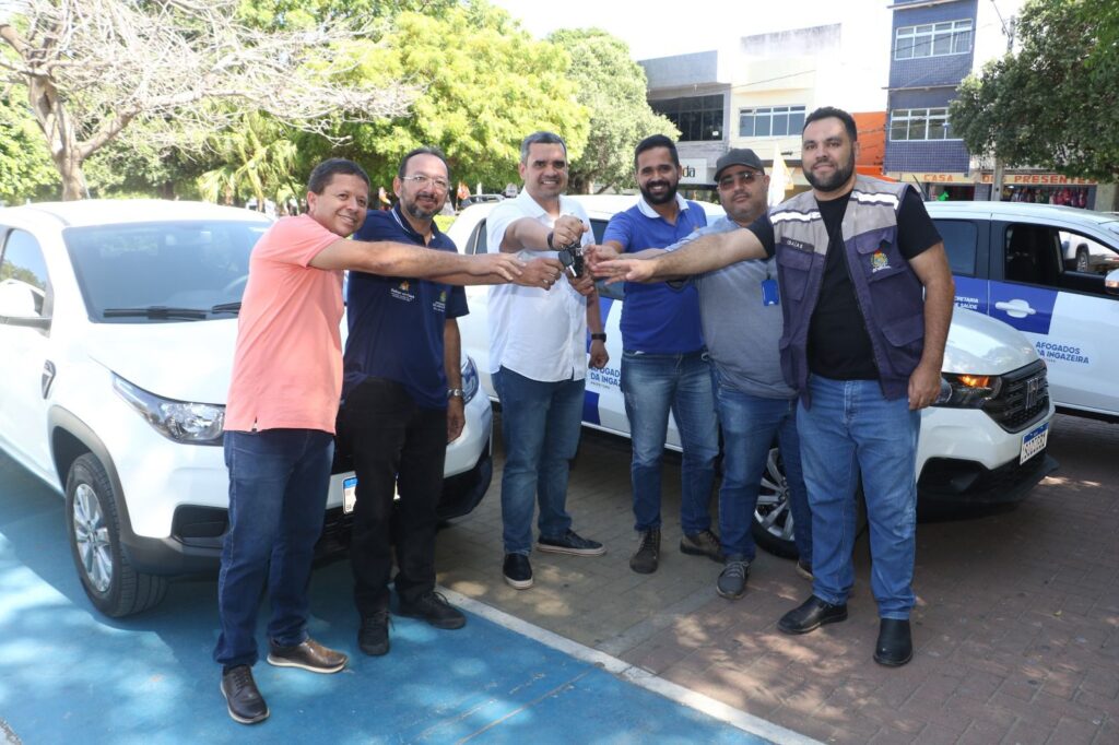 Prefeitura entrega veículos para atender à população