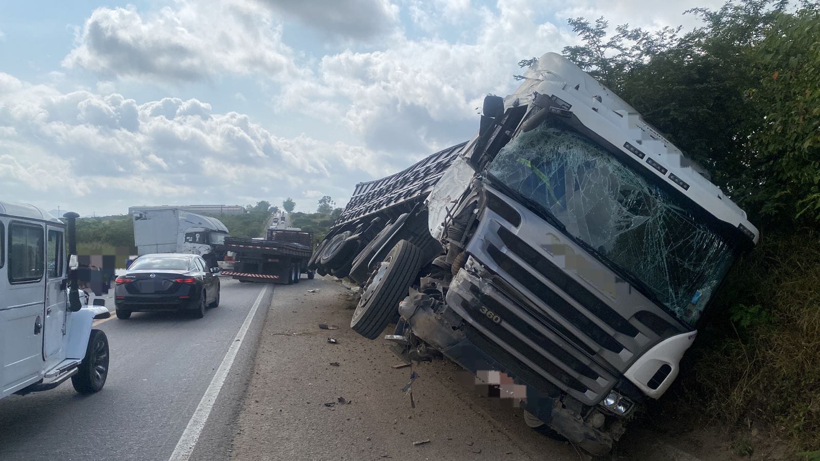 Colisão entre caminhões na BR-232, nesta 2ª, deixa um ferido